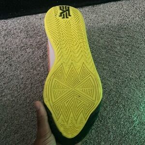 Kyrie size 11
